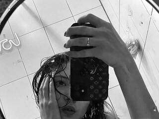 Еротски видео цхат Adri-curly