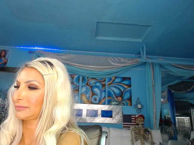 Фотографије adrianna_fox All tips received go towards my college tuition, books. Thank you in advance for your generosity!