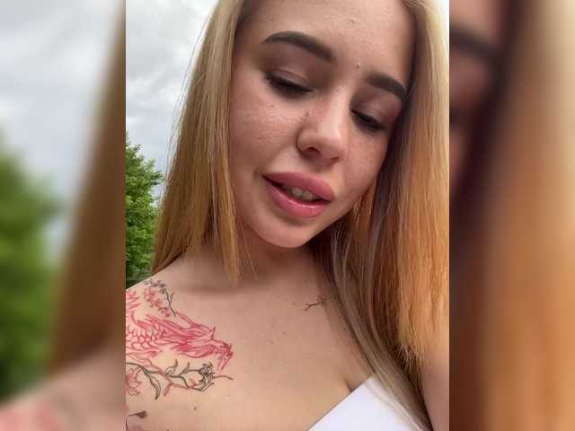 Емитовање снимка екрана AmyGlad