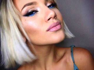 Еротски видео цхат AprilJuicy