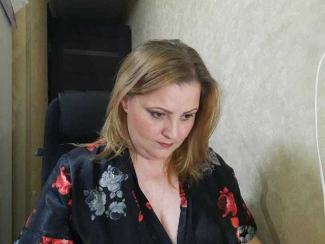 Привет ребята! Цель - #hot #dance ! #pvt #c2c #fetish #feet #roleplay 1 токен для добавления в друзья! А также ваши пожелания и запросы за чаевые, пишите:)