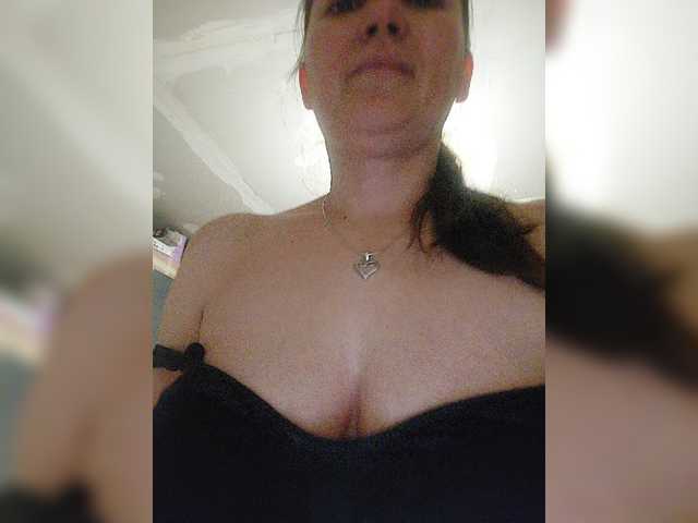 Фотографије Bellashow Breasts....70 tokensPussy....150 tokensInserted dildo in pussy.....400 tokensFully undressed..... 200 tokensHi guys a little help if you like me so i can finish renovating my house .....5000 tokens Thanks i kiss you