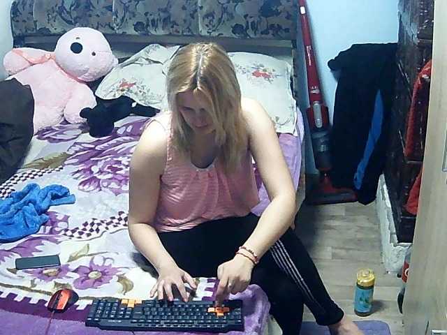 Фотографије BrendaLeeah hello dear i am one natural girl and is my first my day here,come in my room and let go to play together ..spin the well and win one price ..good luck