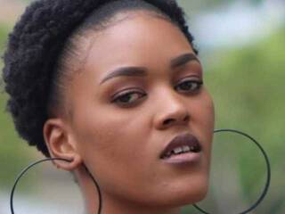 Еротски видео цхат Carry-Brie