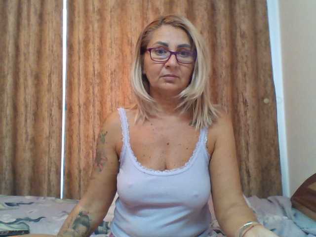 Фотографије ChaudeEvely Hello and welcome in my room! Let's become friends and enjoy each other all the hidden fantasies or desires we have.