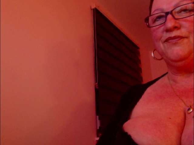 Фотографије Connyat99 Make Mistress Conny happy with the vibration 201 ultra high kiss tits flash 80 tips guys kiss