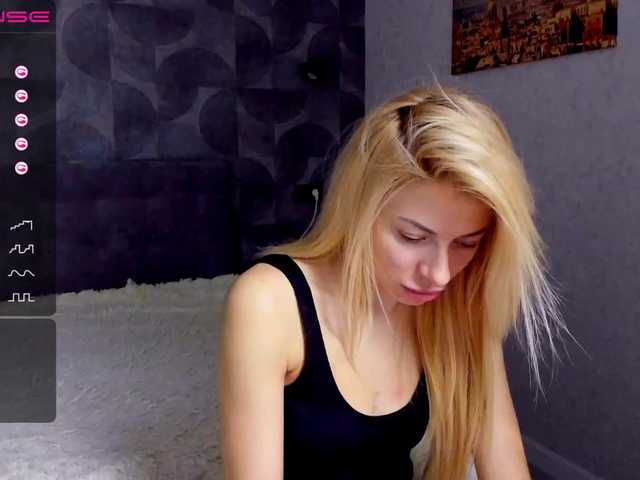 Фотографије cuteblond122 Hi. I'm new here and I need fun and your attention and coins) I'm here for you)
