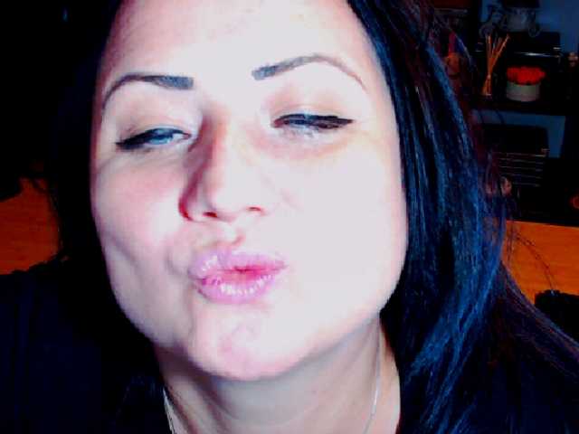 Емитовање снимка екрана KinkyDomina