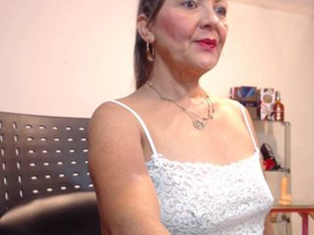 Емитовање снимка екрана SquirtNstyGrl