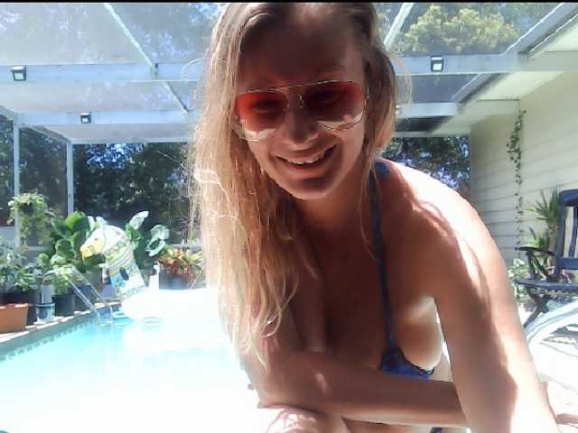 Фотографије GamerQueen HAI Lush on Lets play @Goal Topless dance and Jump in pool 1960