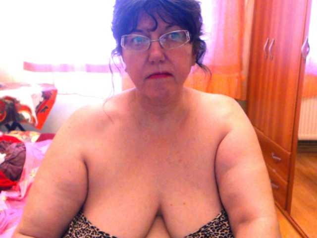 Емитовање снимка екрана HugeTitsXXX