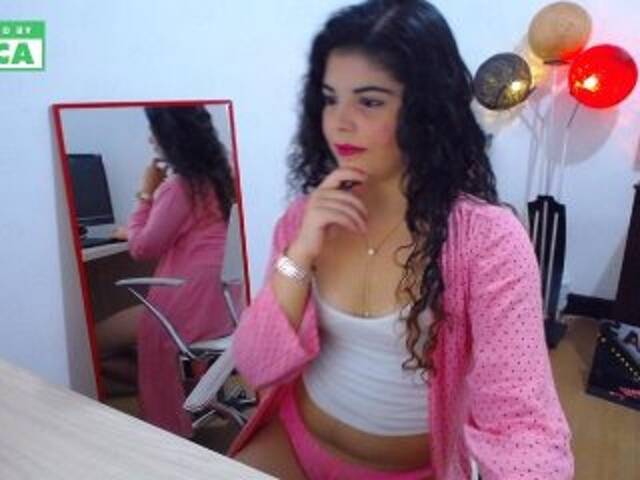 Емитовање снимка екрана KamilaCurly