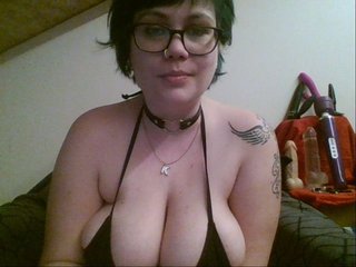 Фотографије KendraCam HUGE TITS!! Smoking curvy geeky gamer girl! (ENG/NL/FR)