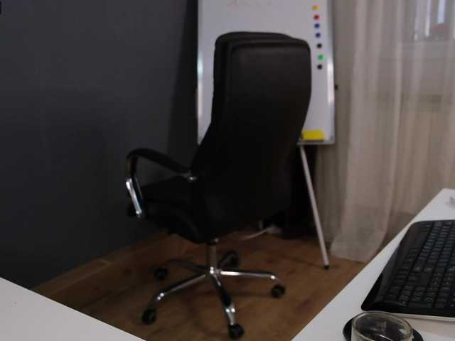 Емитовање снимка екрана kinkyofficee