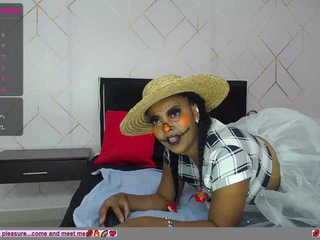 Фотографије KiraMonroe Trick or treat should I say blowjob and trick? come into my living room for a very special Halloween! The candy will surprise you. #Ebony #sex # horny #youngirl #sex #wet