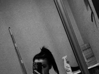 Еротски видео цхат Laurie-Mindy