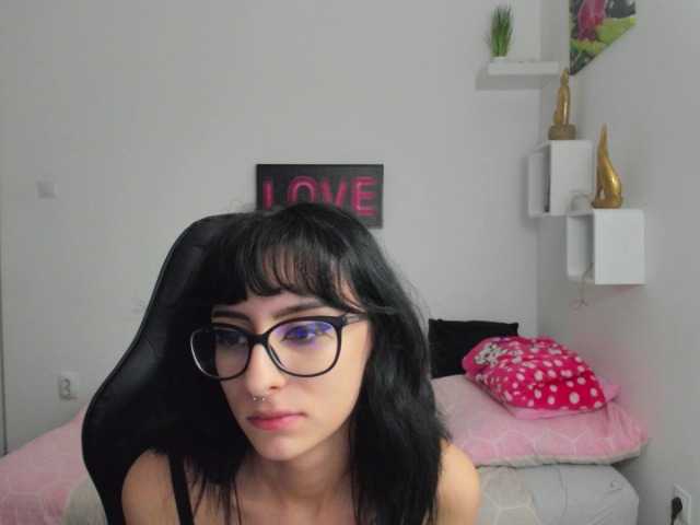 Фотографије LeighDarby18 hey guys, #cum join me #hot show and find out if u can make me #naked #skinny #glasses