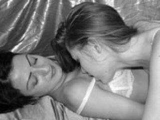 Еротски видео цхат lesbiloveee