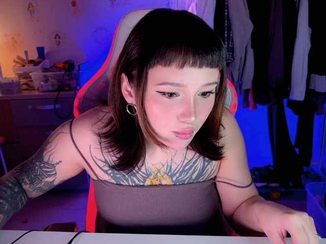 Емитовање снимка екрана littlewetgirl