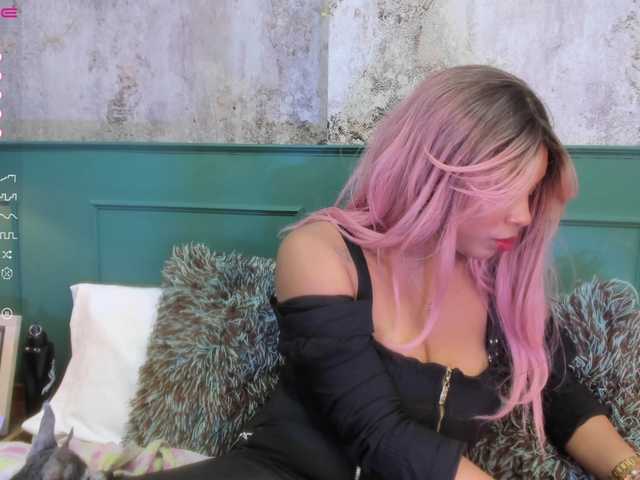 Емитовање снимка екрана MiaBigBoobs