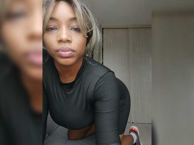 Емитовање снимка екрана MiaBigBoobs