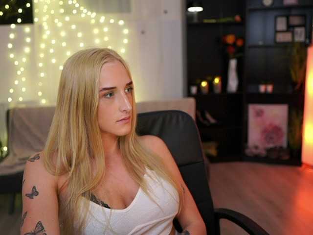 Фотографије NicoletteShea01 Still new here, come and taste my juicy titties :)