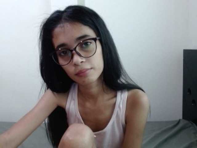 Фотографије petit-linda18 Shhhh. Im not alone. I have to be quiet but let's have quiet fun together. #18 #young #smalltits #skinny #tits