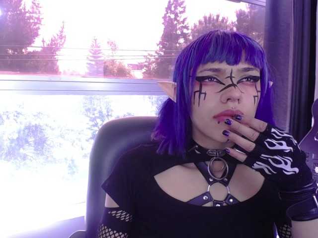 Фотографије PhychomagcArt Welcom me room!! come and play with this goth girl, but very slutty, do you want to come and taste her squirt and cum?