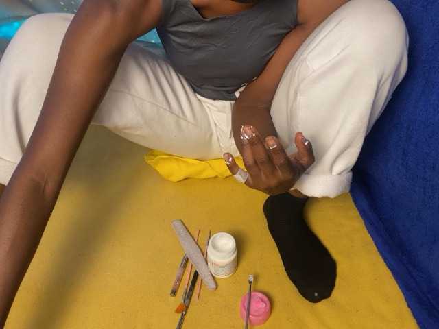 make my nails with me