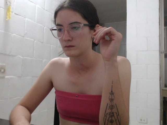 Фотографије SophiaHydes play and spit tits, naked all my little body for 10min #pettite #hot #18 #cumforme