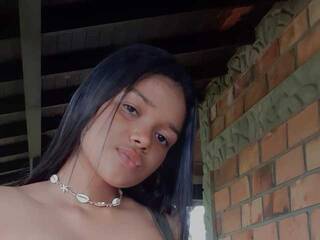 Еротски видео цхат Tiny-Annie