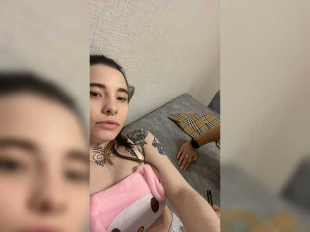 Емитовање снимка екрана TreshGirls