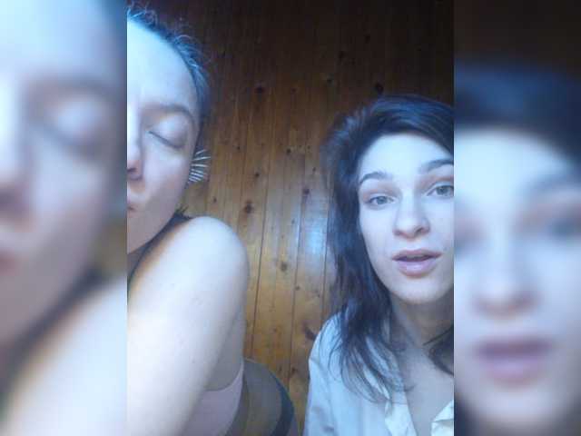 Емитовање снимка екрана TreshGirls