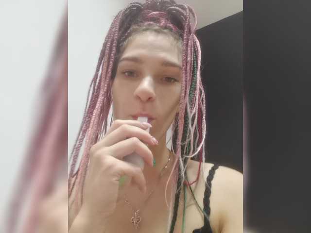 Емитовање снимка екрана TreshGirls