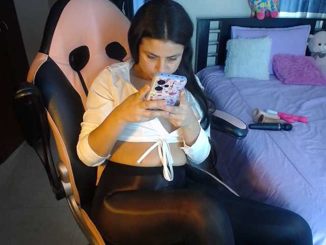 Фотографије Violetacampbe #plug anal 88 #​lovense #​squirt 400 #​latina #​young #​new #​ass #​pantyhose