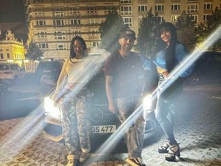 Еротски видео цхат xtripletemptationx