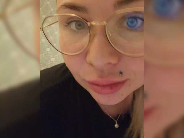Емитовање снимка екрана YourFunnyBlondiee
